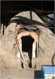 炭焼き班の作業風景